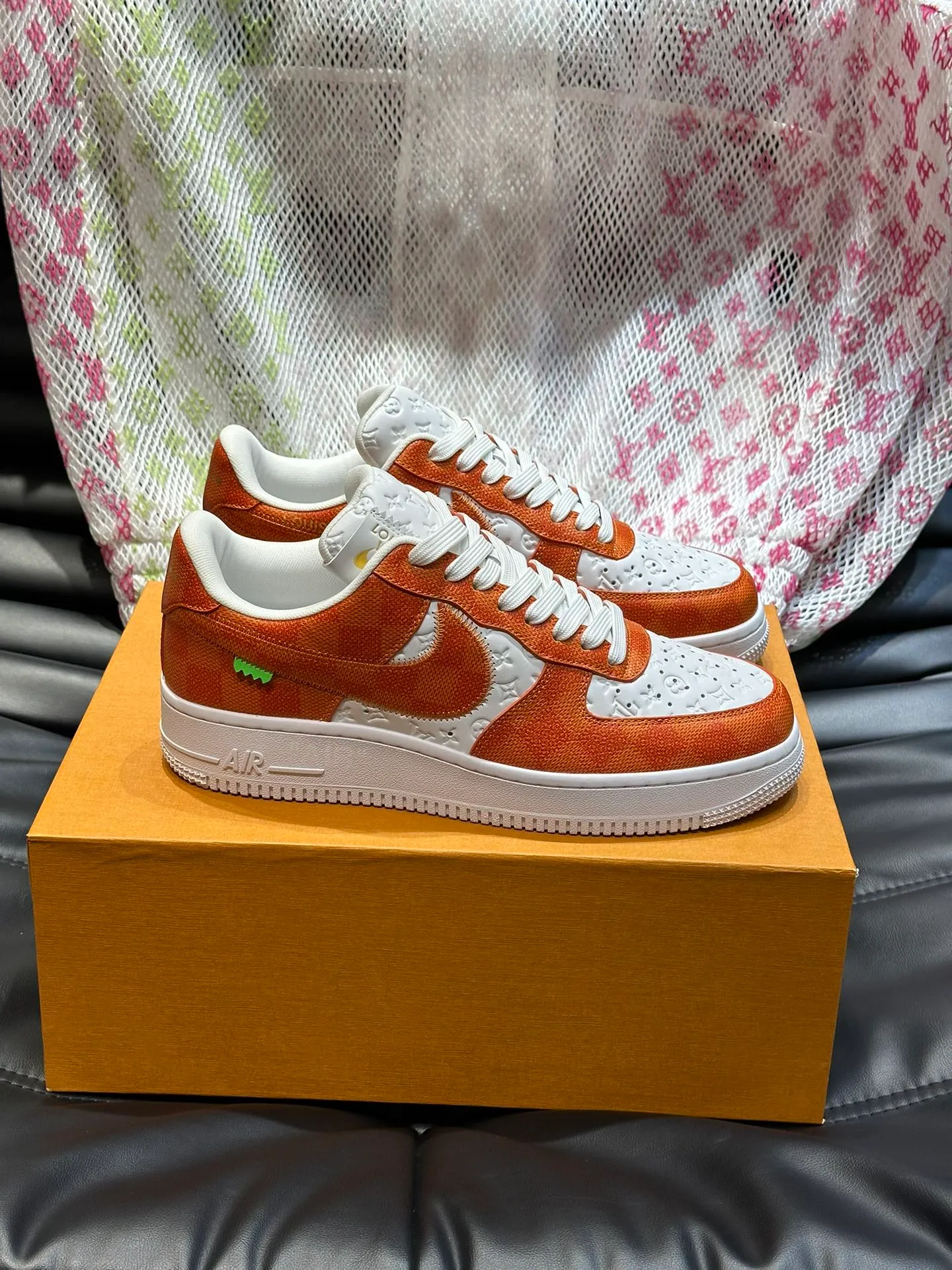 p440《*OUIS *UITTO*》x OFF-WHITE x Nike tripartite collaboration! Trendy and cool men's casual sports shoes with unrivaled color matching. The design idea basically continues the style of THE TEN. The Swoosh line and tongue label have a very familiar visual effect and are both fashionable and trendy! A must-have for fashionistas! The effect on your feet is absolutely stunning!  Size: 39-45